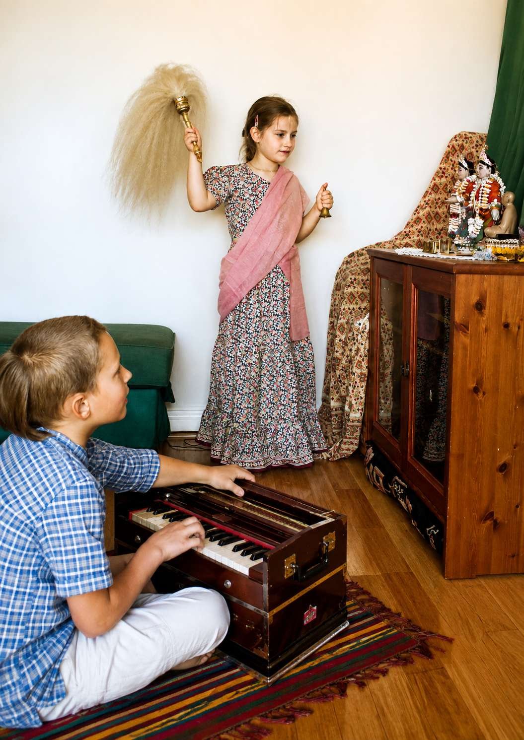 Данавир (9 лет) и Дамаянти (7 лет) ведут утреннюю программу в Будапеште, Венгрия.