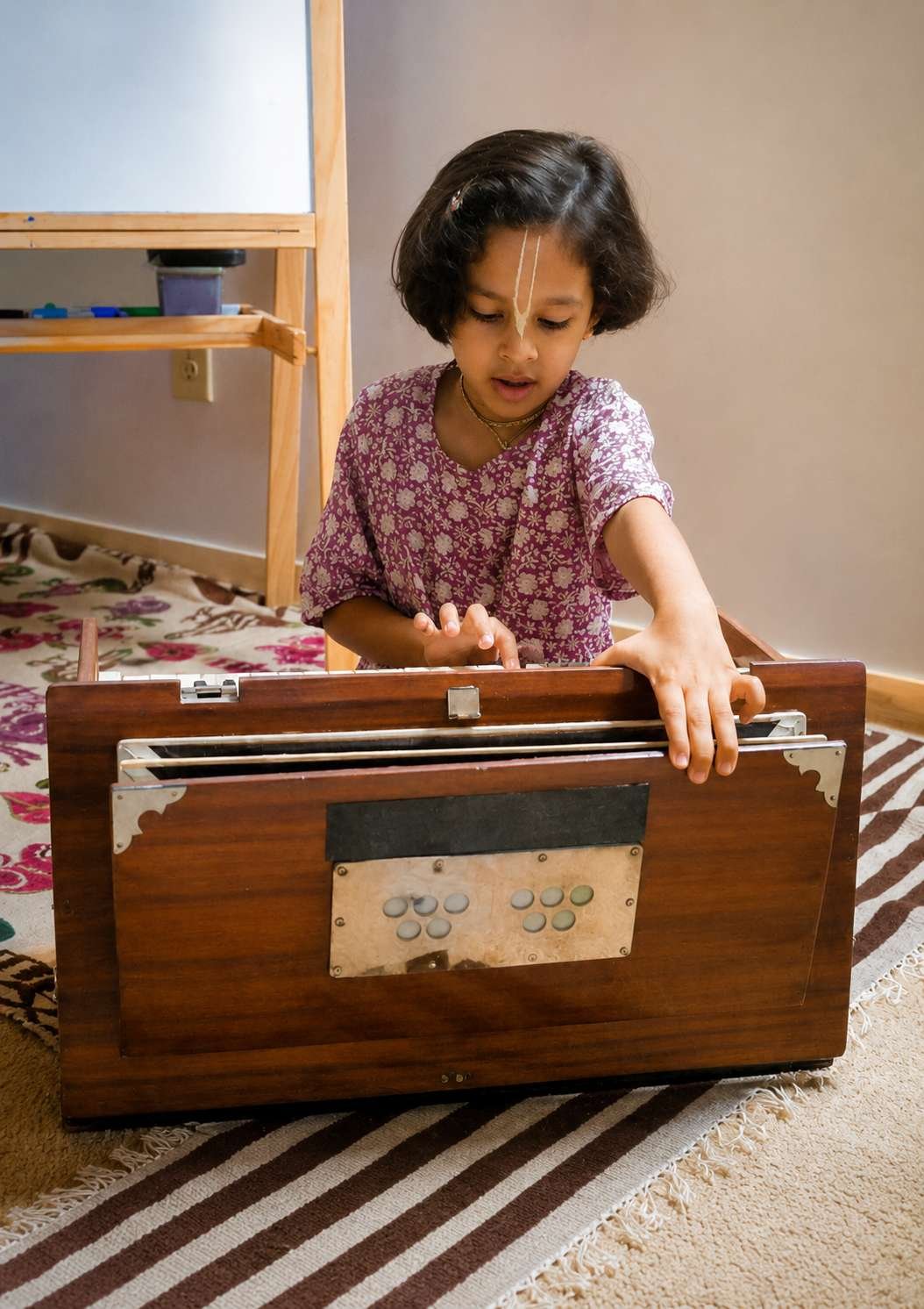 Радхика Прия (7 лет) играет на фисгармонии у себя дома в Ноксвилле, Теннесси, США.