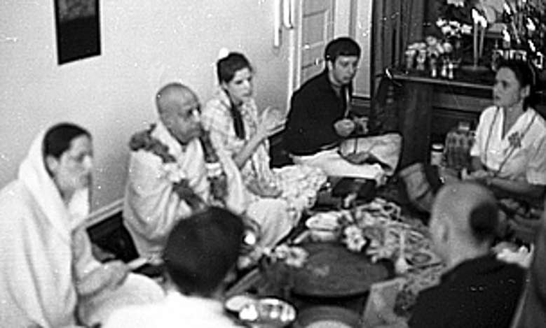 Свами проводит огненное жертвоприношение в храме в Сан-Франциско, 1967 г.Малати деви даси сидит слева от Прабхупады и после неё сидят Мукунда и Джанаки, Ямуна сидит справа от Прабхупады.