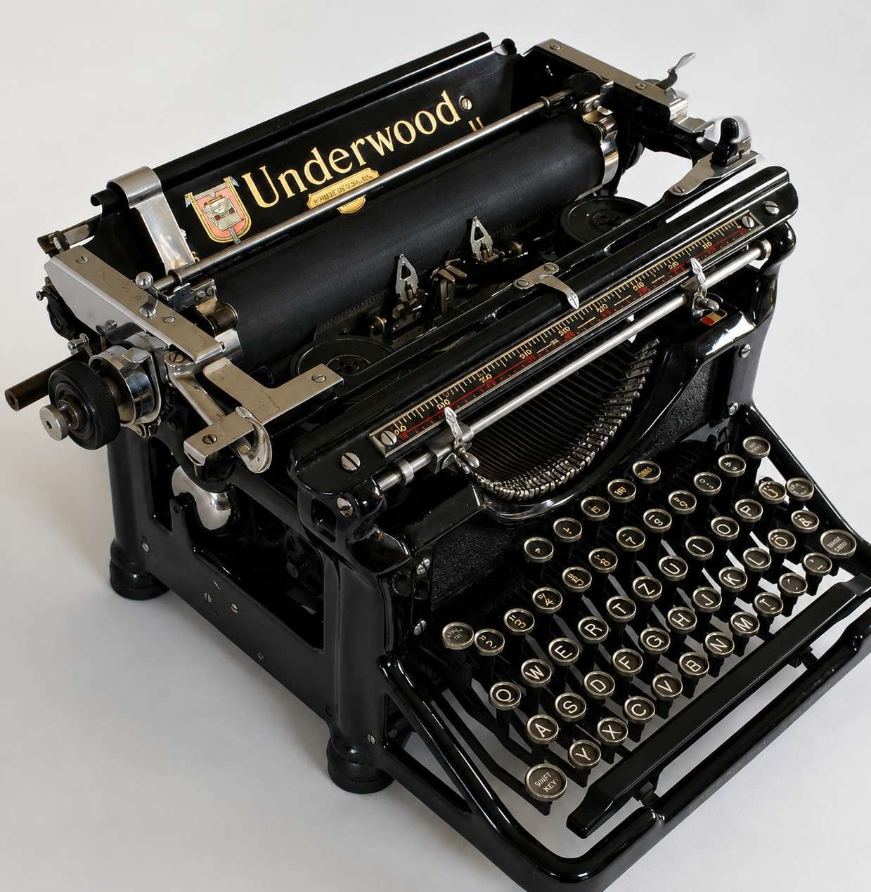 Старинная печатная машинка «Underwood».
